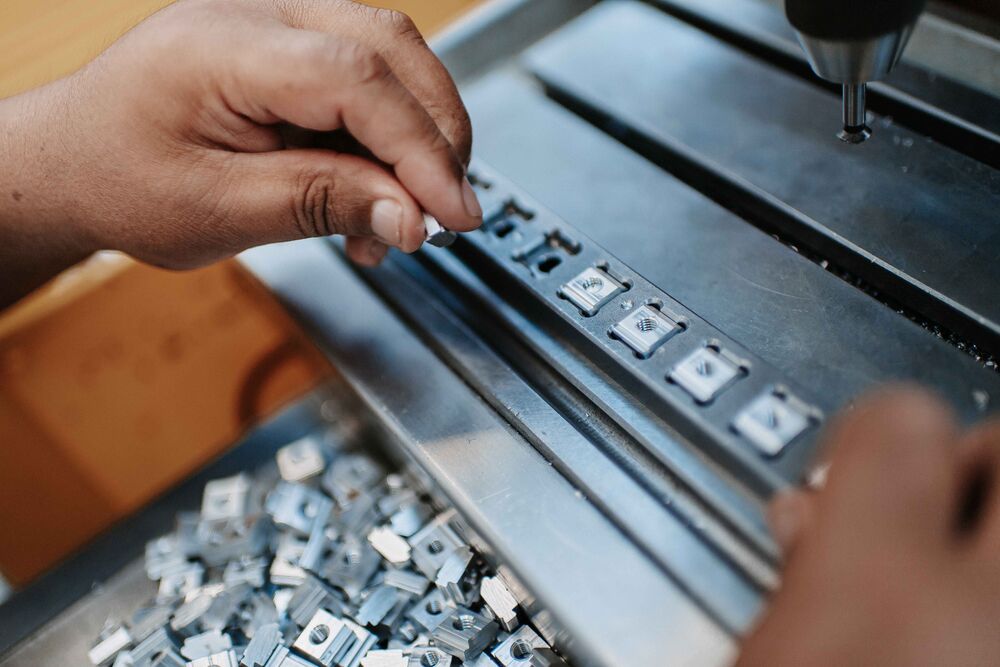 Altra-Angebot in der Mechanik: • CNC-Fräsen und -Drehen, Sägen • Oberflächenbehandlung und Trowalisieren • Montagearbeiten • Beratung und Koordination.